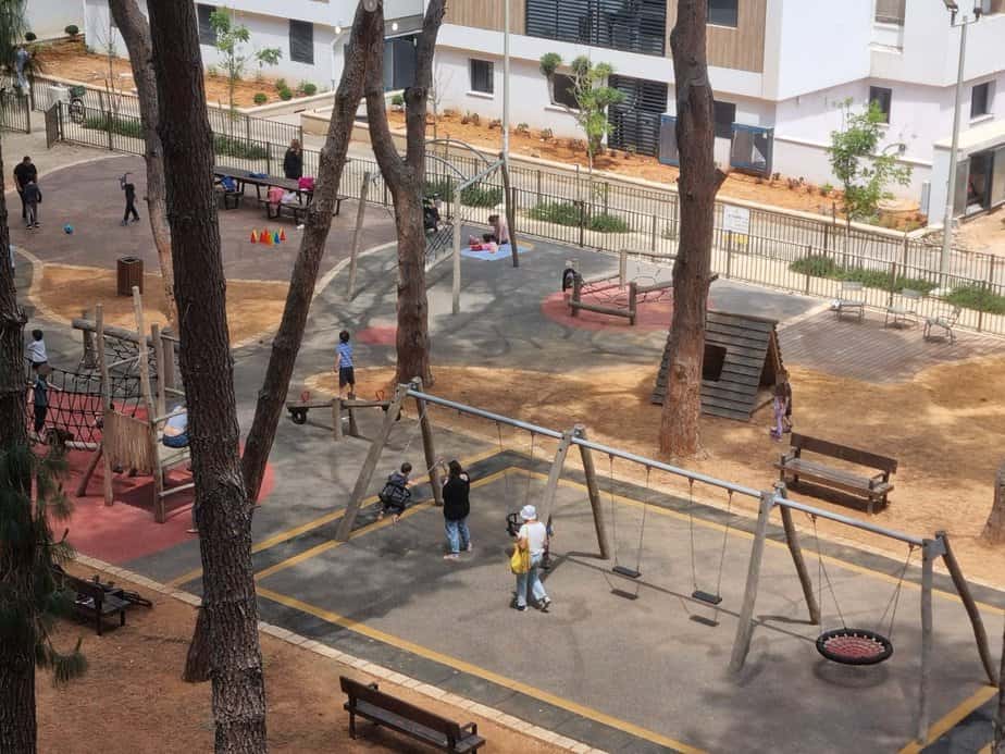 הלימודים בוטלו וההורים ארגנו לילדים יום כיף בפארק צה"ל הסמוך.צילום: איתן אלחדז ברק