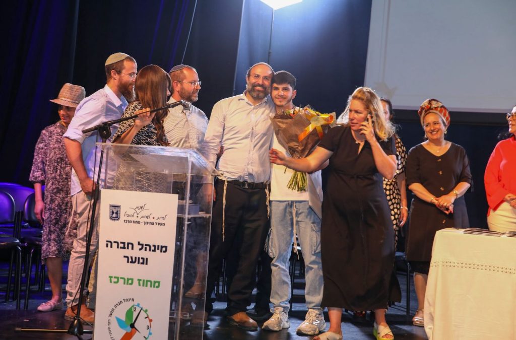 עמית נדם מגבעת שמואל – טקס 'אות הפעיל המצטיין' לשנת תשפ"ה. צילום: דוברות עיריית גבעת שמואל