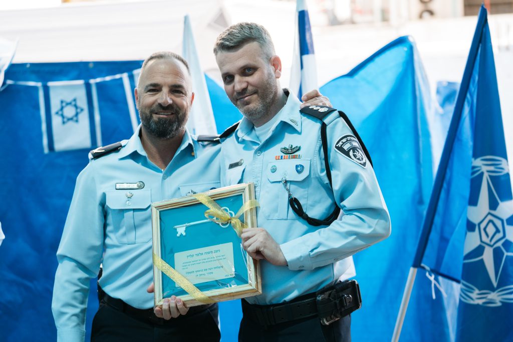 מימין לשמאל: מפקד המרחב הנכנס, ניצב משנה אלעד קליין ומפקד המרחב היוצא, תת ניצב דניאל חדד. צילום: דוברות המשטרה