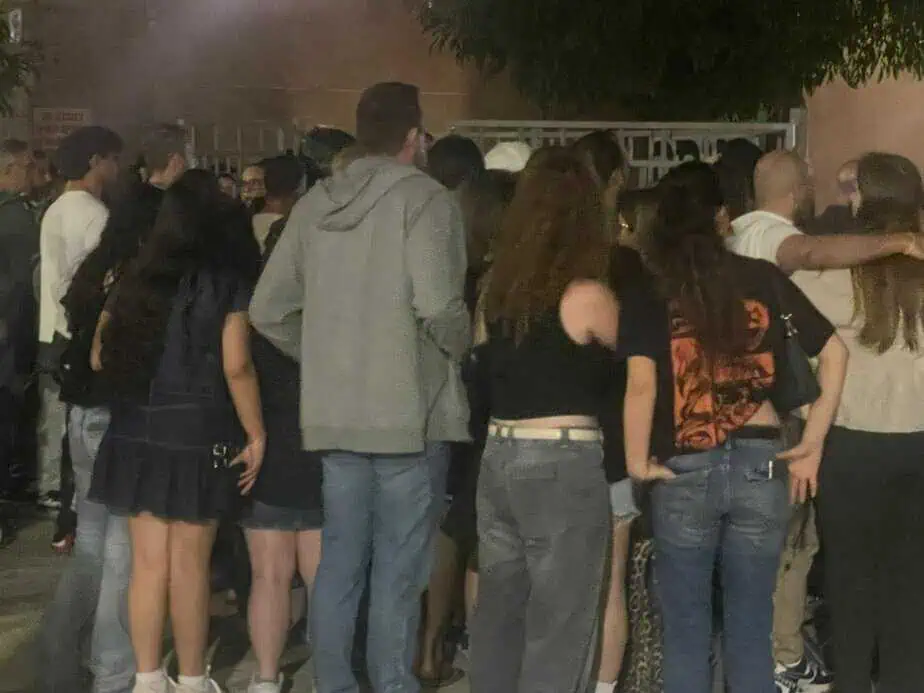 תושבים בגני תקווה ממתינים בשער הסגור. צילום: אונו ניוז