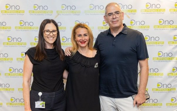 מנכ״ל הקריה האקדמית אונו, רנן הרטמן, ראשת העיריה, מיכל רוזנשיין וד״ר ליאת שגב. צילום: באדיבות בקריה האקדמית אונו
