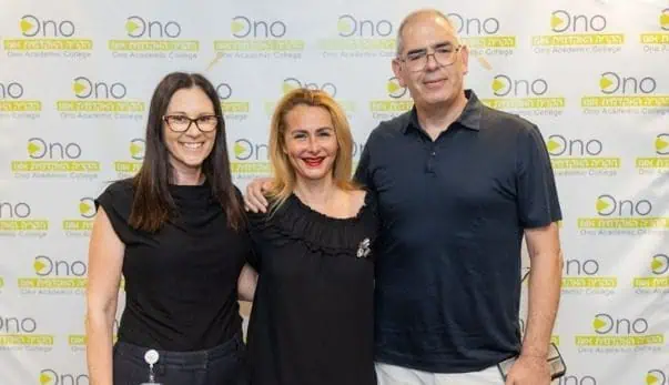 מנכ״ל הקריה האקדמית אונו, רנן הרטמן, ראשת העיריה, מיכל רוזנשיין וד״ר ליאת שגב. צילום: באדיבות בקריה האקדמית אונו