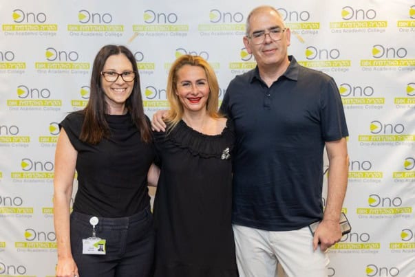 מנכ״ל הקריה האקדמית אונו, רנן הרטמן, ראשת העיריה, מיכל רוזנשיין וד״ר ליאת שגב. צילום: באדיבות בקריה האקדמית אונו