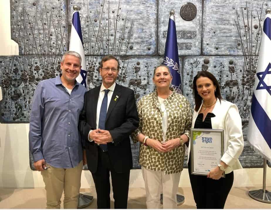 פרופ' מיכל יצחקי, קיבלה אות הוקרה מנשיא המדינה יצחק הרצוג. צילום באדיבות המצולמת