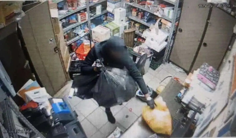 תיעוד ממצלמות האבטחה בתחנת הדלק. צילום: דוברות המשטרה.