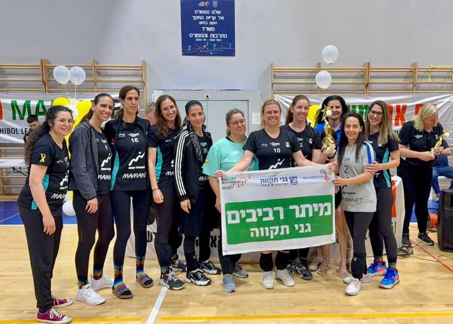 קבוצת "מיתר רביבים" – זכתה במקום הראשון בבית העליון. צילום: באדיבות החברה לפיתוח גני תקווה