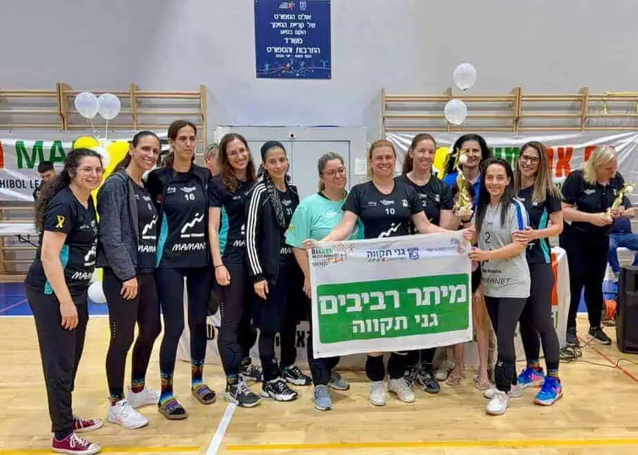 קבוצת "מיתר רביבים" – זכתה במקום הראשון בבית העליון. צילום: באדיבות החברה לפיתוח גני תקווה