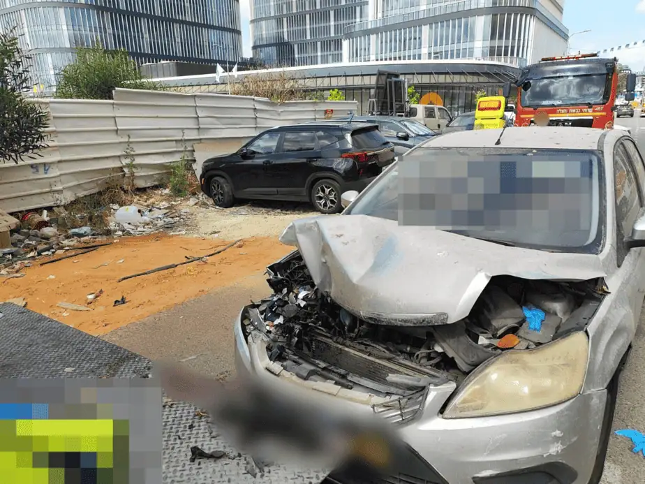 נהג משאית נפצע קשה בתאונה בקריית אונו. צילום: תיעוד מבצעי מד"א