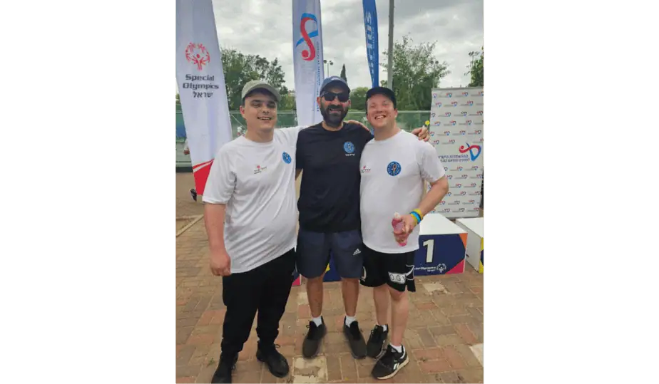 יגאל גלמן ואופיר גלון יחד עם המאמן הראשי ומנהל המרכז – שמעון עמר. צילום: פרטי