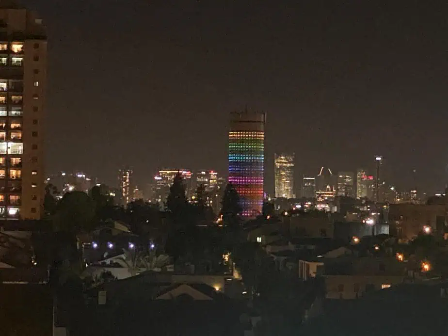 מגדל המים בקריית אונו מואר בצבעי הגאווה. צילום: אונו ניוז
