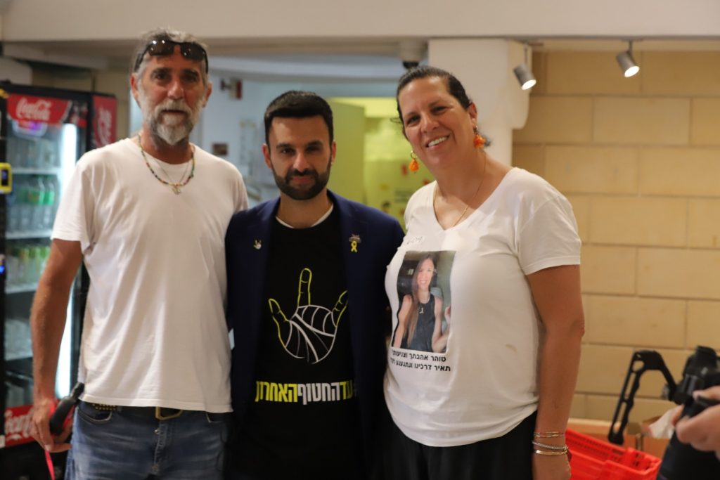 סיגל חליפה, יוסף חדאד ומושיקו אביה של שירת ים עמר ז"ל התצפיתנית שנפלה ב7.10. צילום: איתן אלחדז ברק