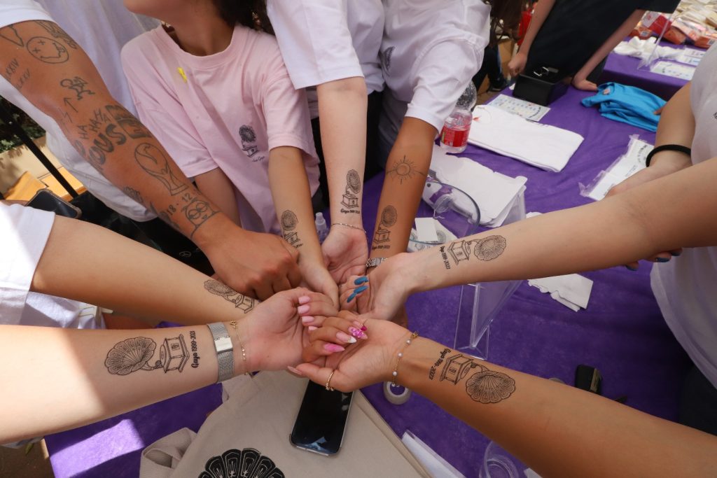 החברות של גאיה מציגות את הקעקוע לזכרה. צילום: איתן אלחדז ברק