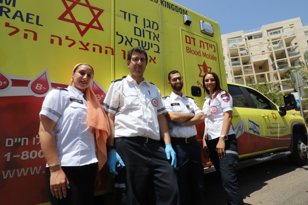 החובשים שהתרימו דם במהלך האירוע: בדר זבידה מוסלמית מלוד, צחי חילו חרדי מרחובות, עמוס רוסו מגן יבנה והדתייה אושר הודיה אברמוב מרמלה. צילום: איתן אלחדז ברק