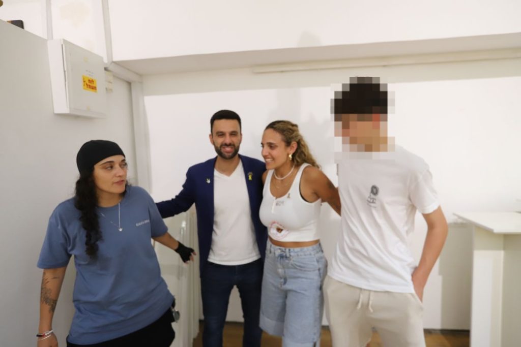 רומי גונן, יוסף חדאד ואמילי דמארי. צילום: איתן אלחדז ברק