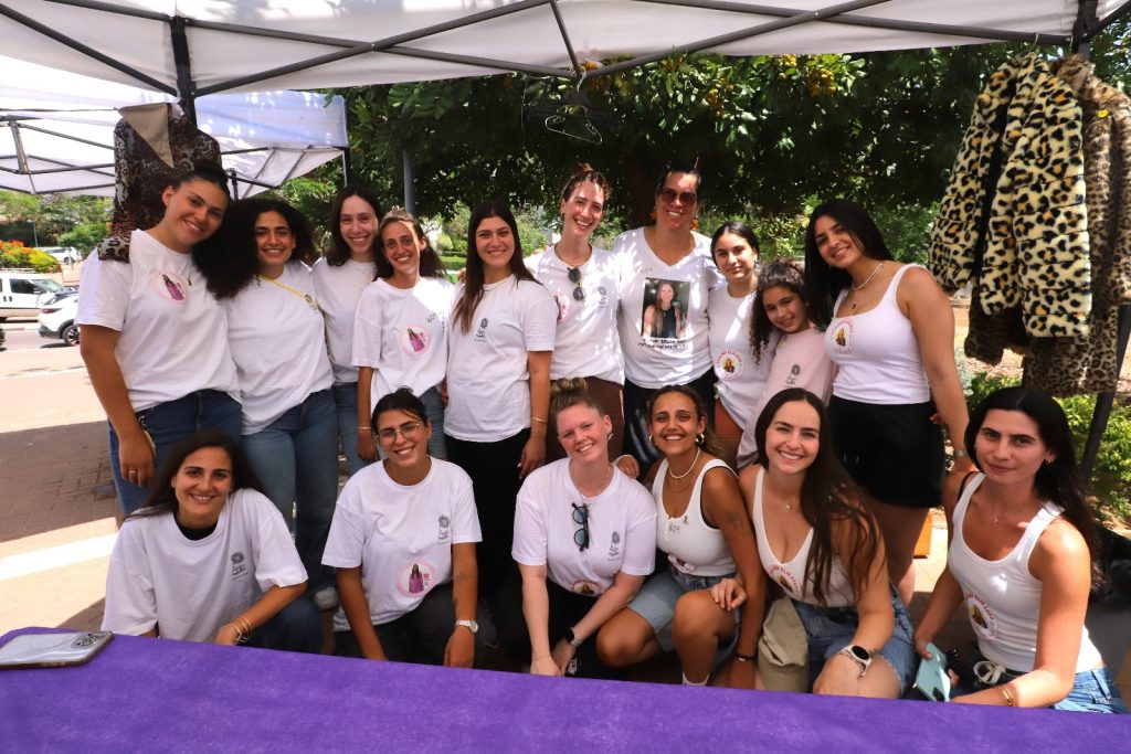 החברות של גאיה יחד עם רומי גונן ואימה סיגל. צילום: איתן אלחדז ברק