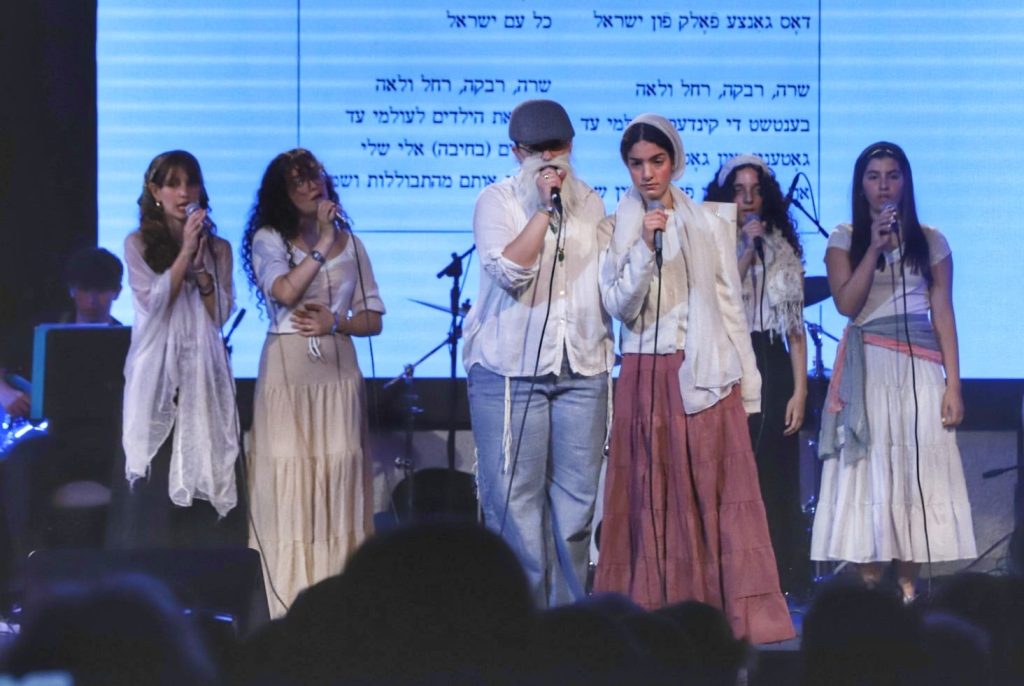 המחזמר "כנר על הגג" של תלמידי מגמת מוזיקה ביידיש בן צבי. צילום: איתן אלחדז ברק
