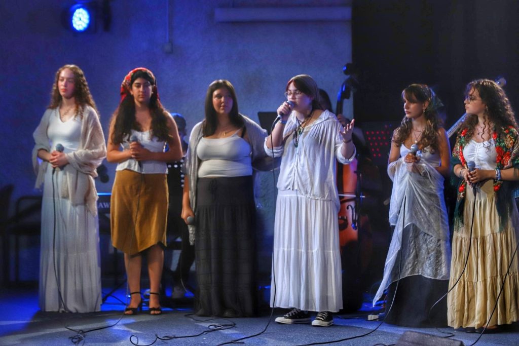 המחזמר "כנר על הגג" של תלמידי מגמת מוזיקה ביידיש בן צבי. צילום: איתן אלחדז ברק