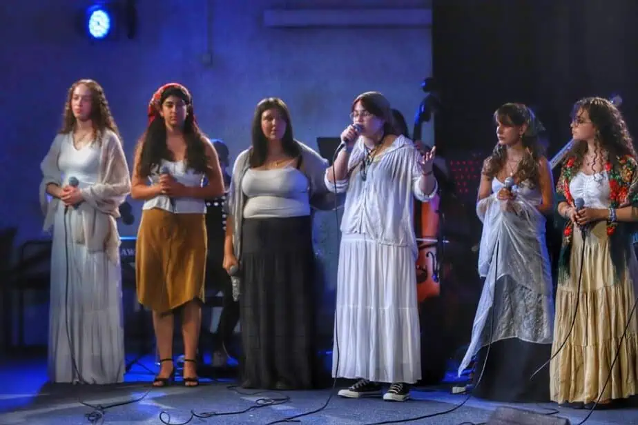 המחזמר "כנר על הגג" של תלמידי מגמת מוזיקה ביידיש בן צבי. צילום: איתן אלחדז ברק