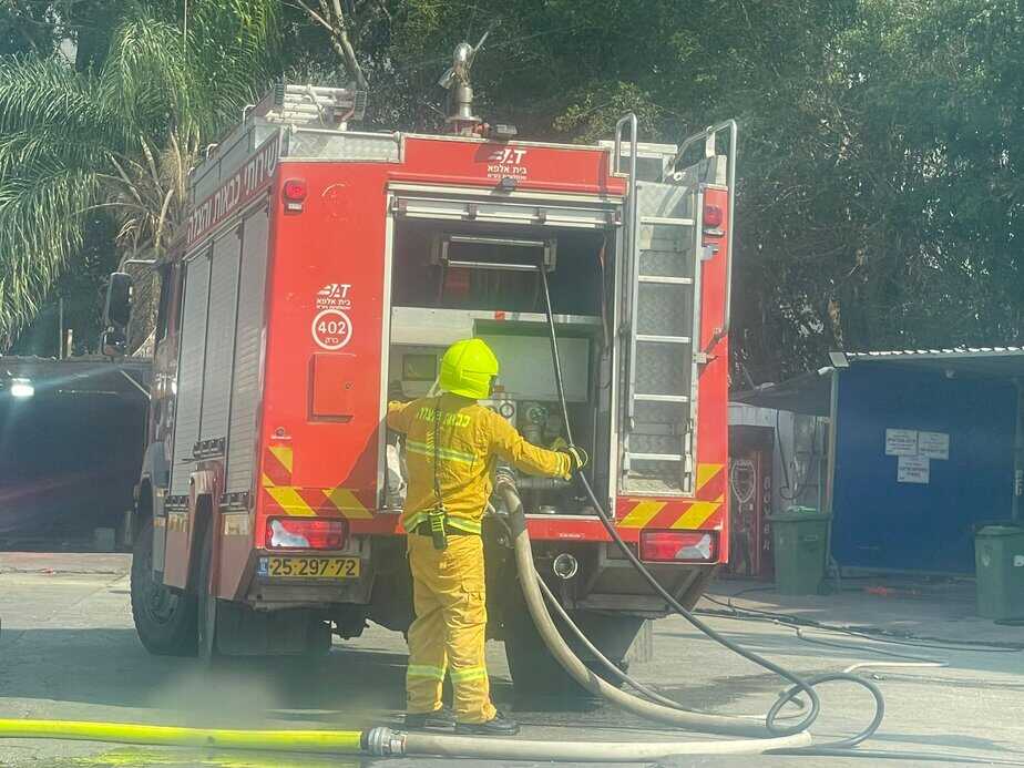 שריפת קוצים באור יהודה סמוך לאצטדיון. צילום: אונו ניוז