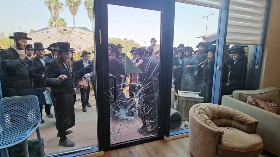 פורעים קיצוניים מנפצים את דלת הכניסה של משרדי אאורה ביהוד. צילום פרטי