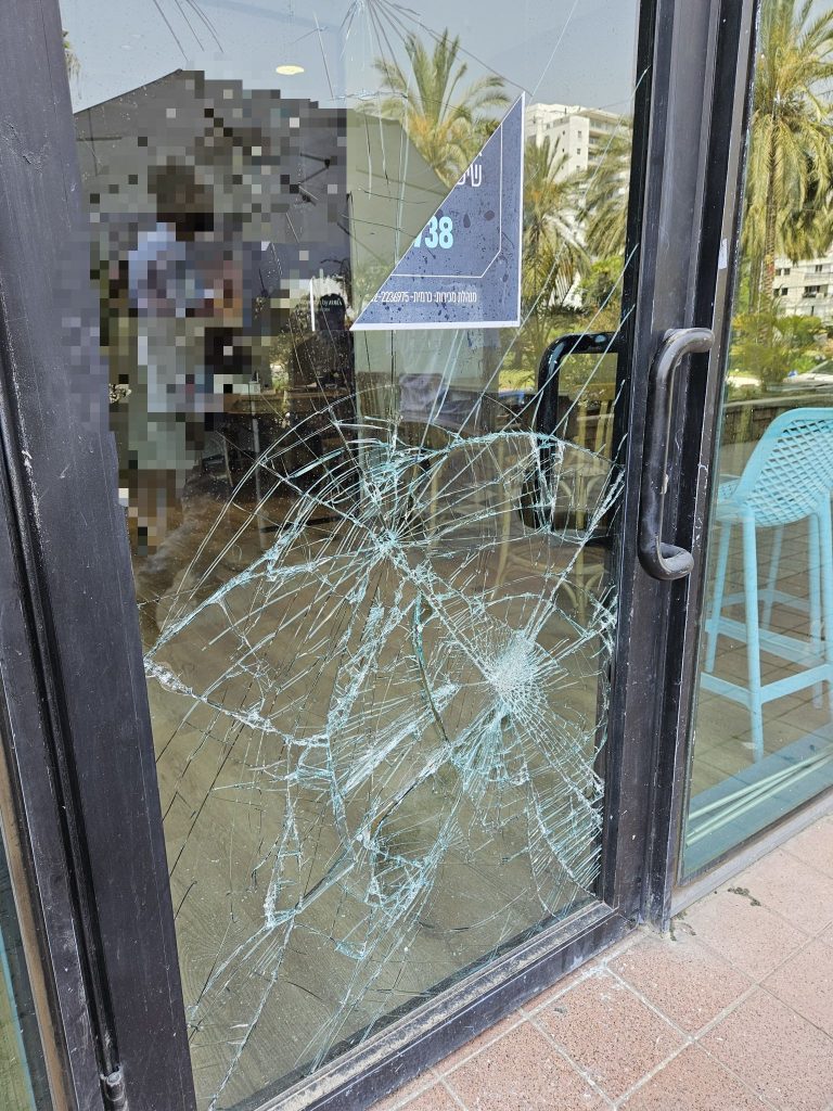 דלת הכניסה של משרדי אאורה ביהוד. צילום פרטי