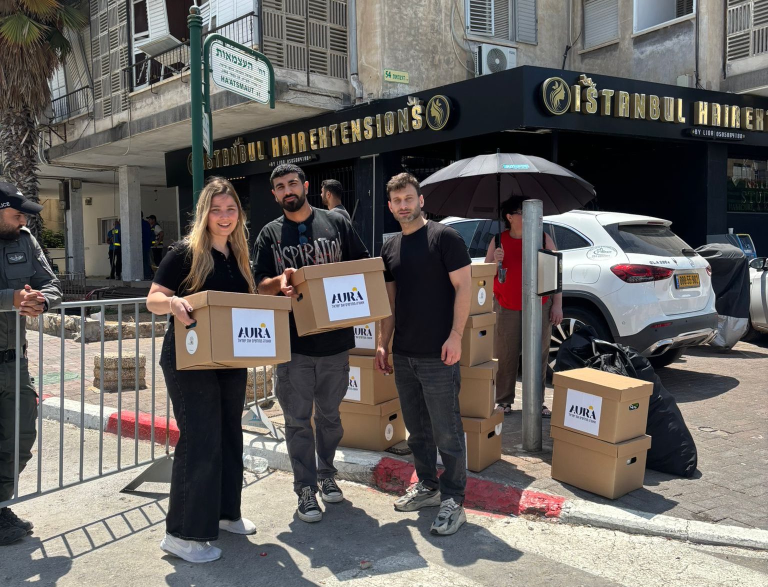 חברת אאורה חילקה חבילות סיוע לתושבי בת ים. צילום באדיבות חברת אאורה