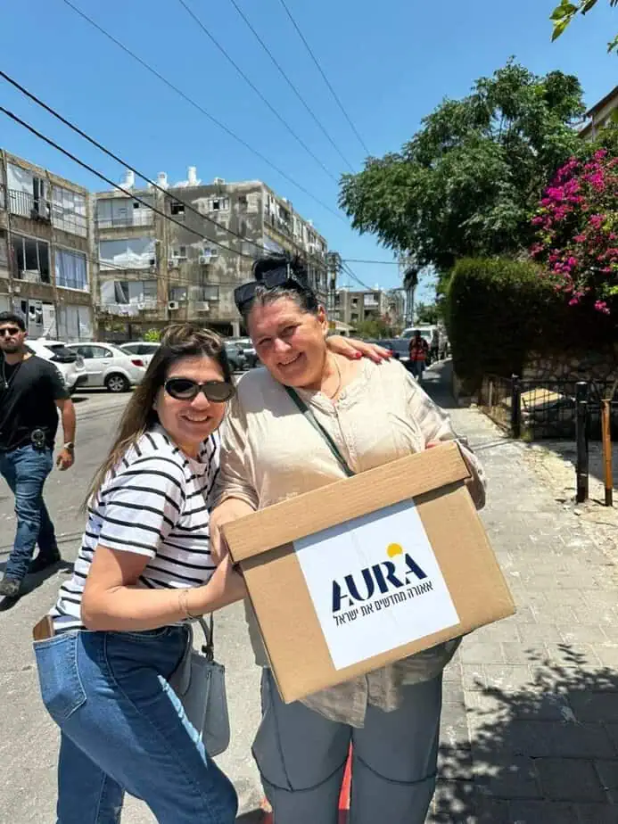 חברת אאורה חילקה חבילות סיוע לתושבי בת ים. צילום באדיבות חברת אאורה