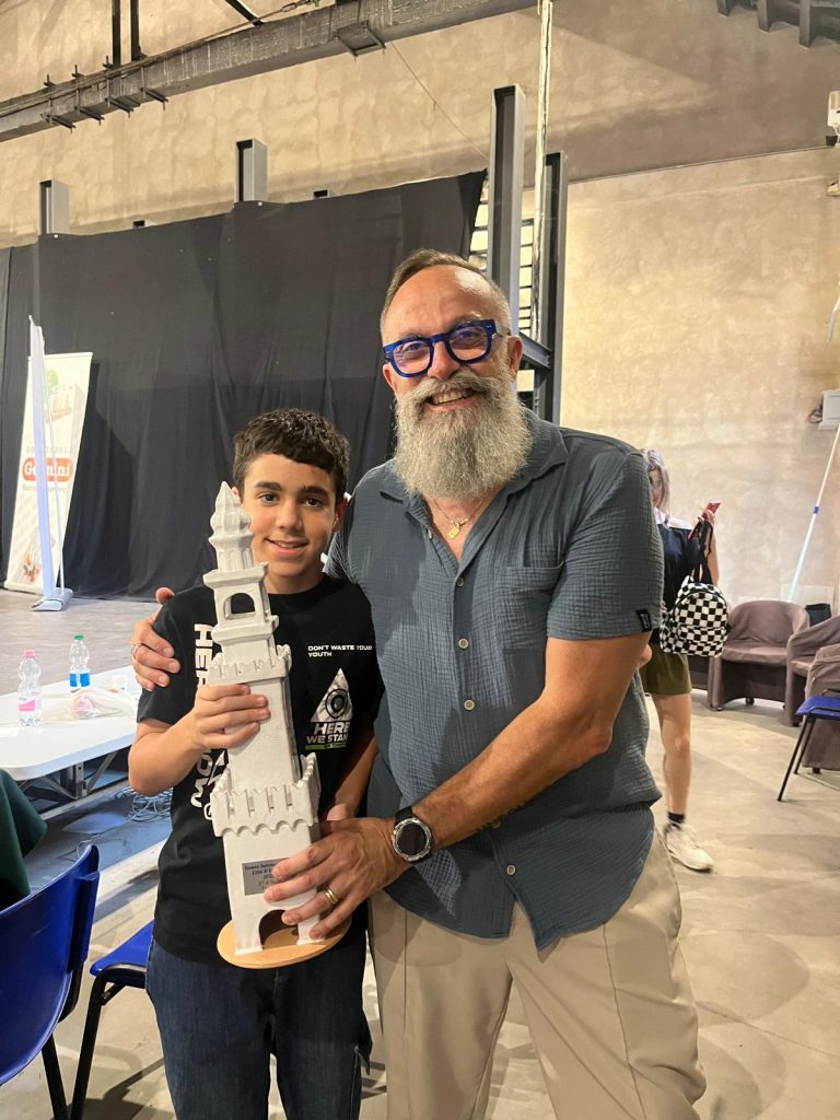 נועם ששון במקום הראשון בתחרות בינלאומית בשחמט. צילום באדיבות המשפחה