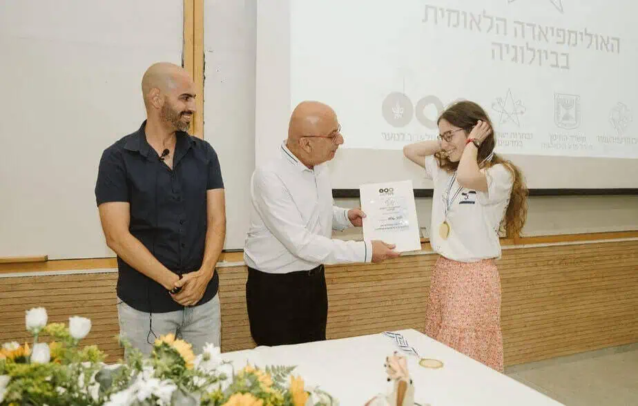 אולפנת אמית גבעת שמואל – מדליית זהב באולימפיאדה הלאומית בביולוגיה לשירה גרוס