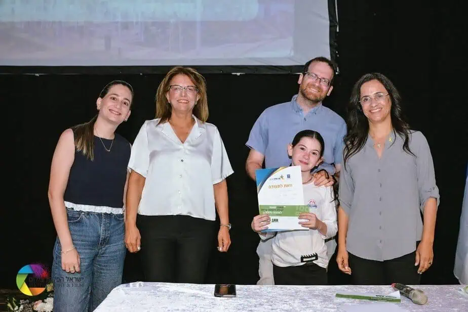 הודיה חנה מלר במקום השני בחידון. צילום: סטודיו ישראל