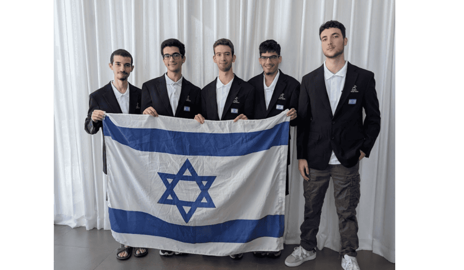 נבחרת מדעי המחשב (מימין לשמאל): עידן רוזנצוויג, יואב שמאי, אופק שוחט, דניאל ובר ועידו כפיר. קרדיט: משרד החינוך ומרכז מדעני העתיד.