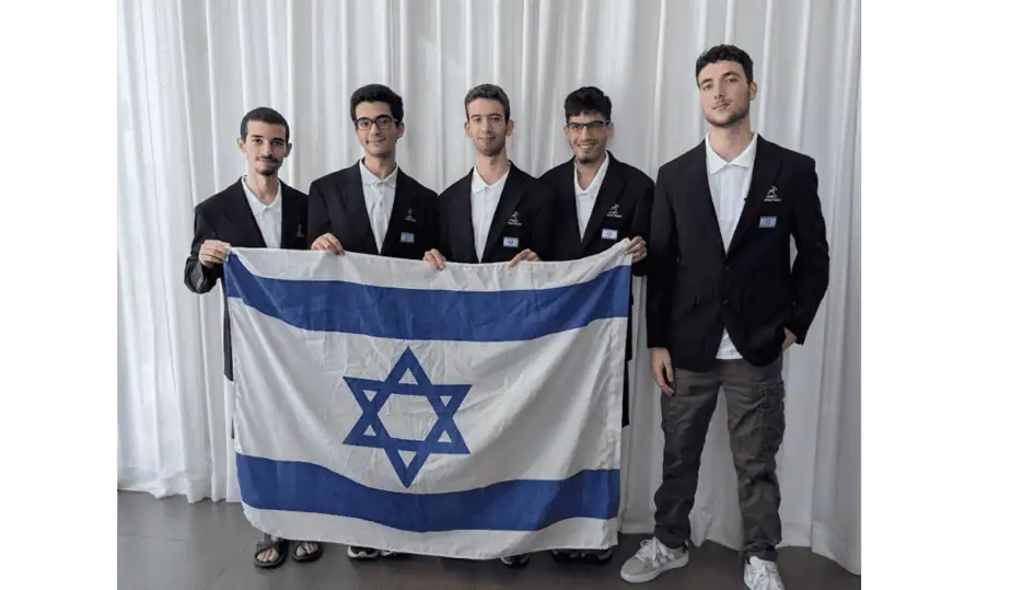 נבחרת מדעי המחשב (מימין לשמאל): עידן רוזנצוויג, יואב שמאי, אופק שוחט, דניאל ובר ועידו כפיר. קרדיט: משרד החינוך ומרכז מדעני העתיד.