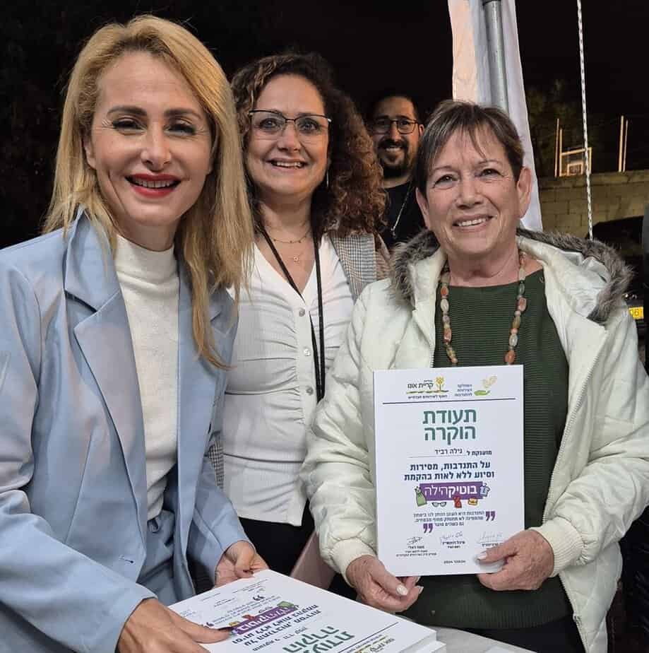 רחל רביב ומיכל רוזנשיין, ראש העיר, בחנוכת בוטיקהילה במיקומו החדש. צילום פרטי