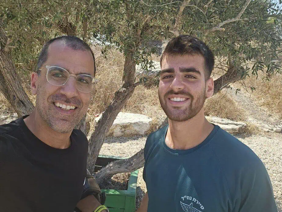 עידו שמיח ז"ל עם אביו אורי. צילום באדיבות המשפחה