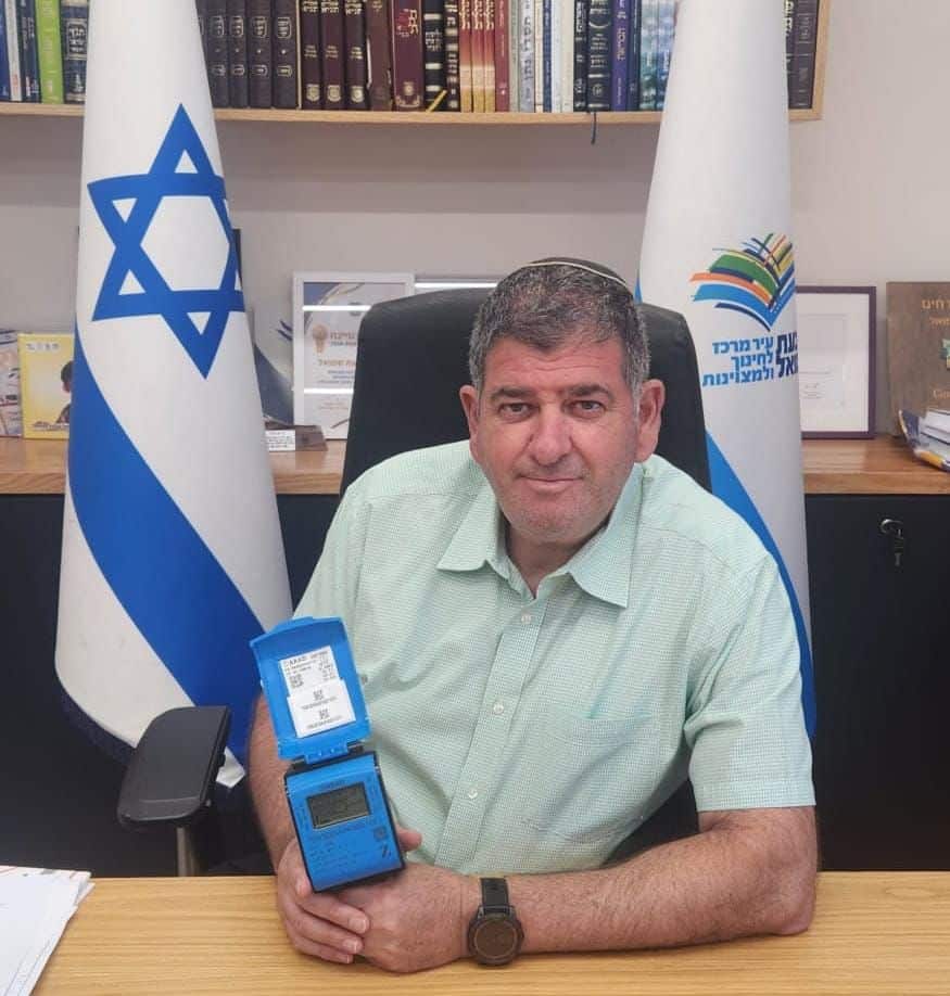 הושלמה התקנת מוני מים חכמים בגבעת שמואל. ראש העיר יוסי ברודני- צילום: דוברות העירייה