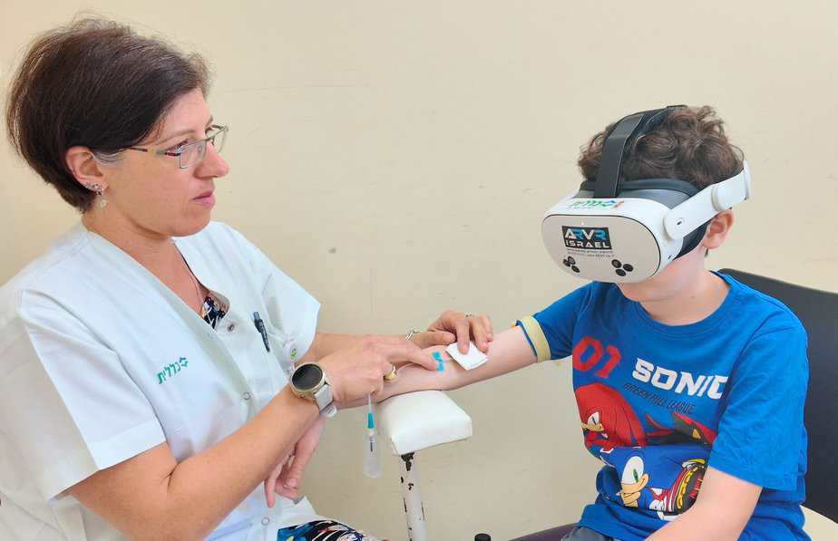 טכנולוגיית מציאות מדומה להפחתת כאב וחרדה זמינה כעת במרכזי בריאות הילד. צילום באדיבות כללית מחוז דן–פתח תקווה