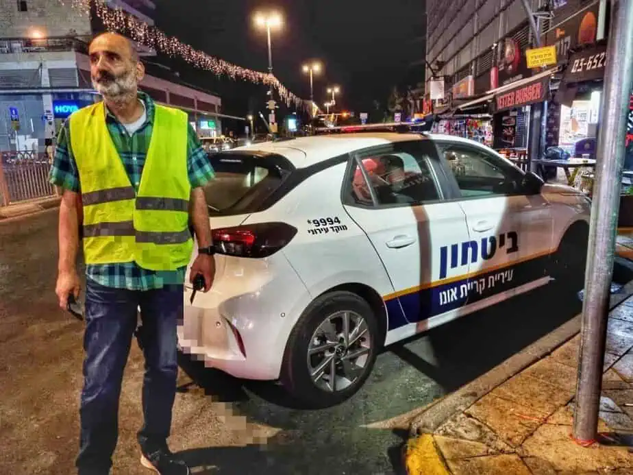 אמיר המתנדב עורך סיור ליד ריכוזי הנערים. צילום: איתן אלחדז ברק