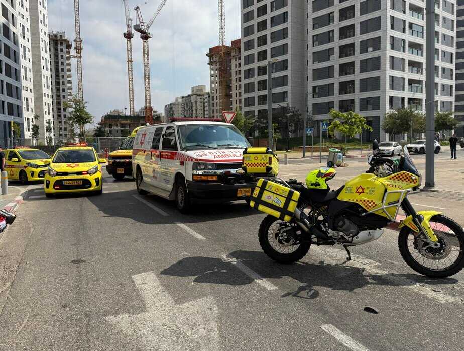 גבעת שמואל: גבר כבן 50 התמוטט ברחוב, הוא פונה במצב קשה לשיבא. צילום דוברות מד"א