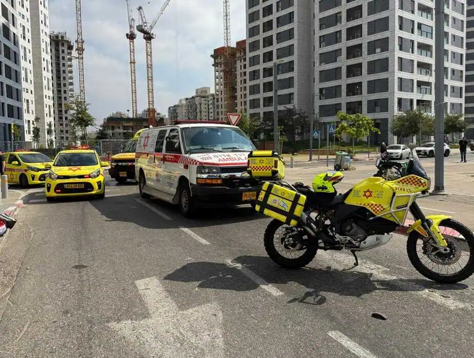 גבעת שמואל: גבר כבן 50 התמוטט ברחוב, הוא פונה במצב קשה לשיבא. צילום דוברות מד"א