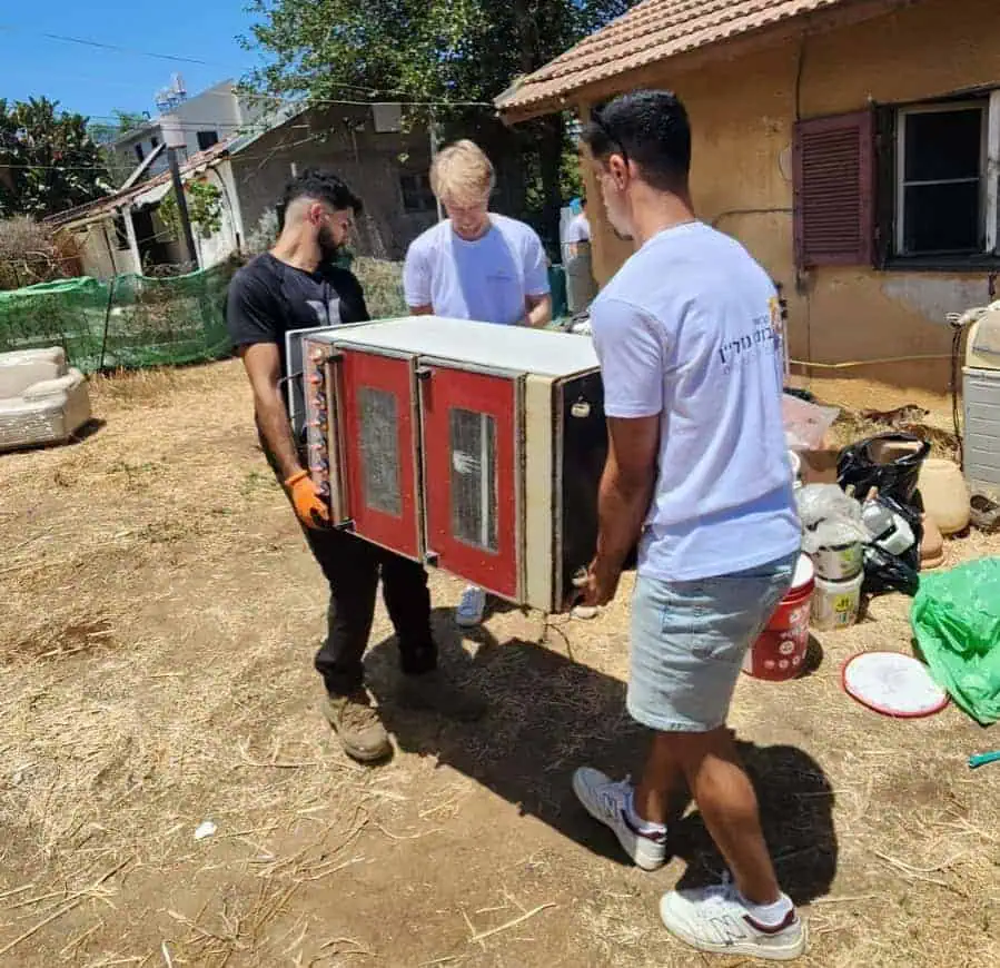 מתנדבי עמותת "מבית לבית" בקריית אונו. צילום: דוברות עיריית קריית אונו