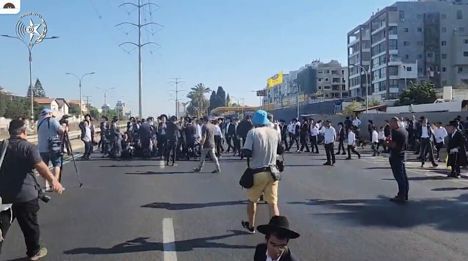 הפגנה בלתי חוקית בכביש 4. צילום: דוברות המשטרה