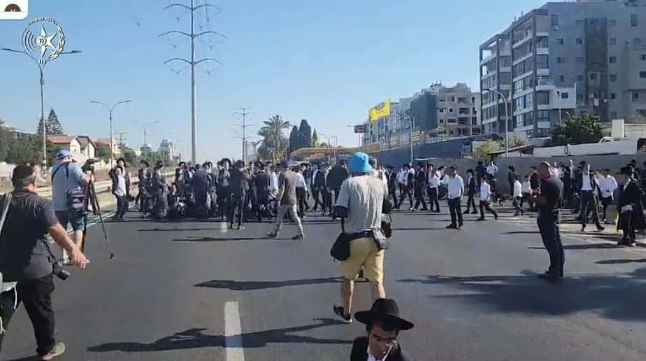 הפגנה בלתי חוקית בכביש 4. צילום: דוברות המשטרה