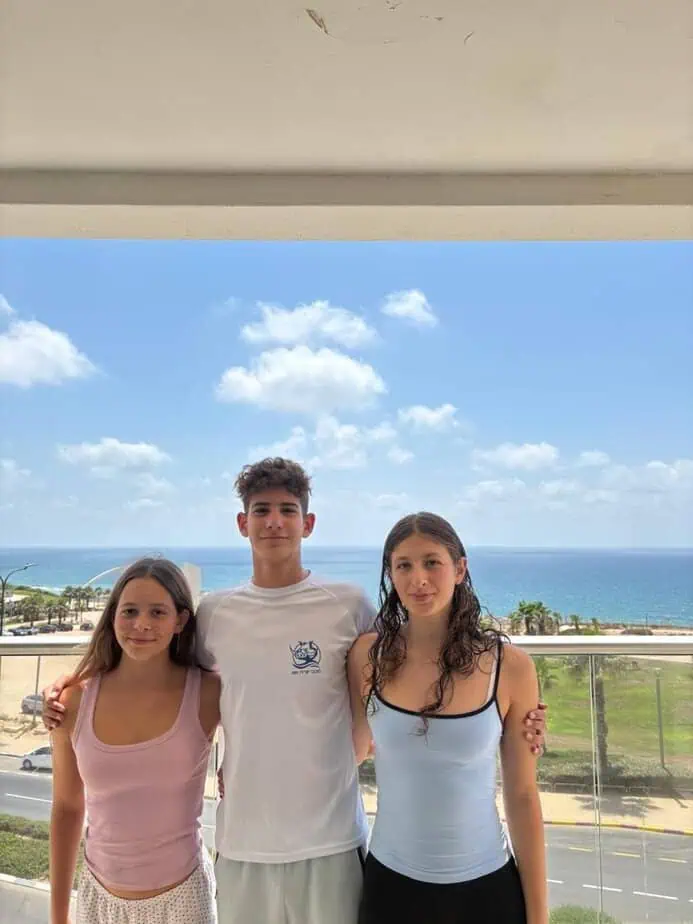 מימין לשמאל: יעל דרי, נועם פרל ומיקה קוגן. צילום באדיבות מועדון מכבי קריית אונו