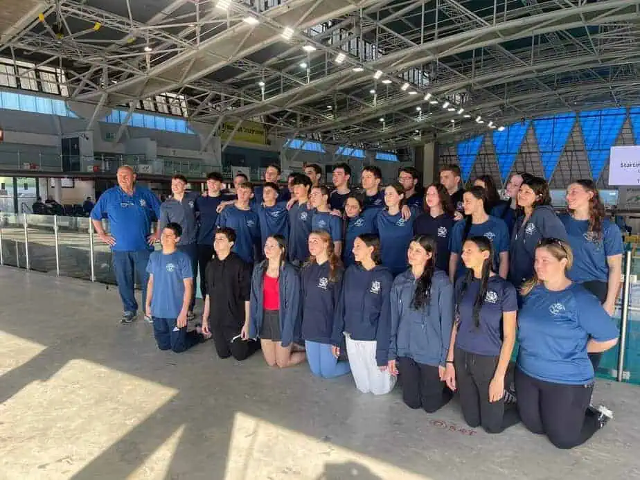 המאמן ד"ר רובי שלו עם שחייני קבוצת הבוגרים. צילום: מועדון מכבי קריית אונו