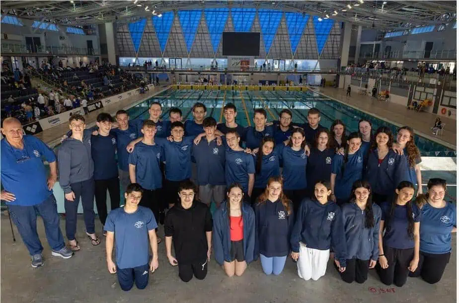 המאמן ד"ר רובי שלו עם שחייני קבוצת הבוגרים. צילום: מועדון מכבי קריית אונו