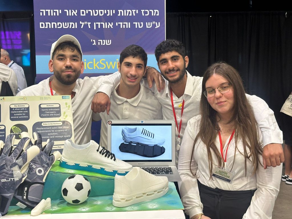 קבוצת שנה ג' הציגה את מיזם QuickSwitch. צילום: "נפגשים" מרכזים קהילתיים
