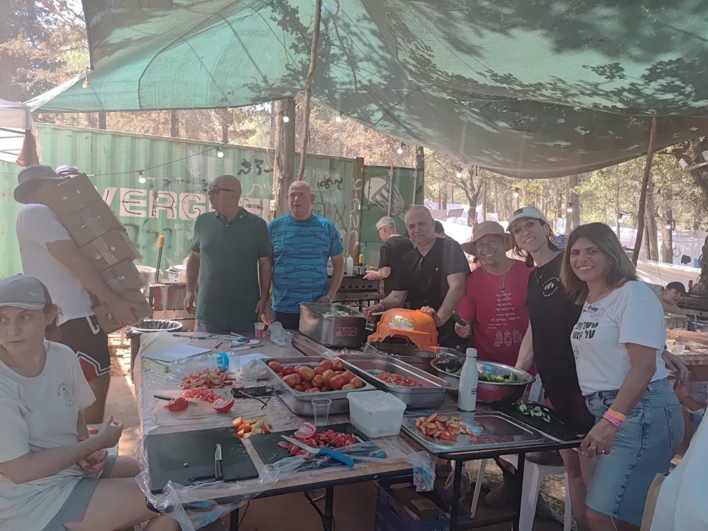 ראש העיר אמנון סעד, משנה לראש העיר יובב גוניקמן בביקור במחנה הקיץ ביער סוללים. צילום באדיבות תנועת הצופים