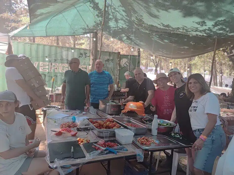 ראש העיר אמנון סעד, משנה לראש העיר יובב גוניקמן בביקור במחנה הקיץ ביער סוללים. צילום באדיבות תנועת הצופים