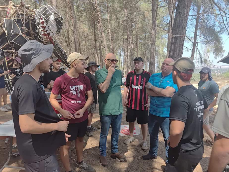 בתמונה: ראש העיר אמנון סעד, משנה לראש העיר יובב גוניקמן, ומדריכים וחניכים – ביער סוללים. צילום באדיבות תנועת הצופים