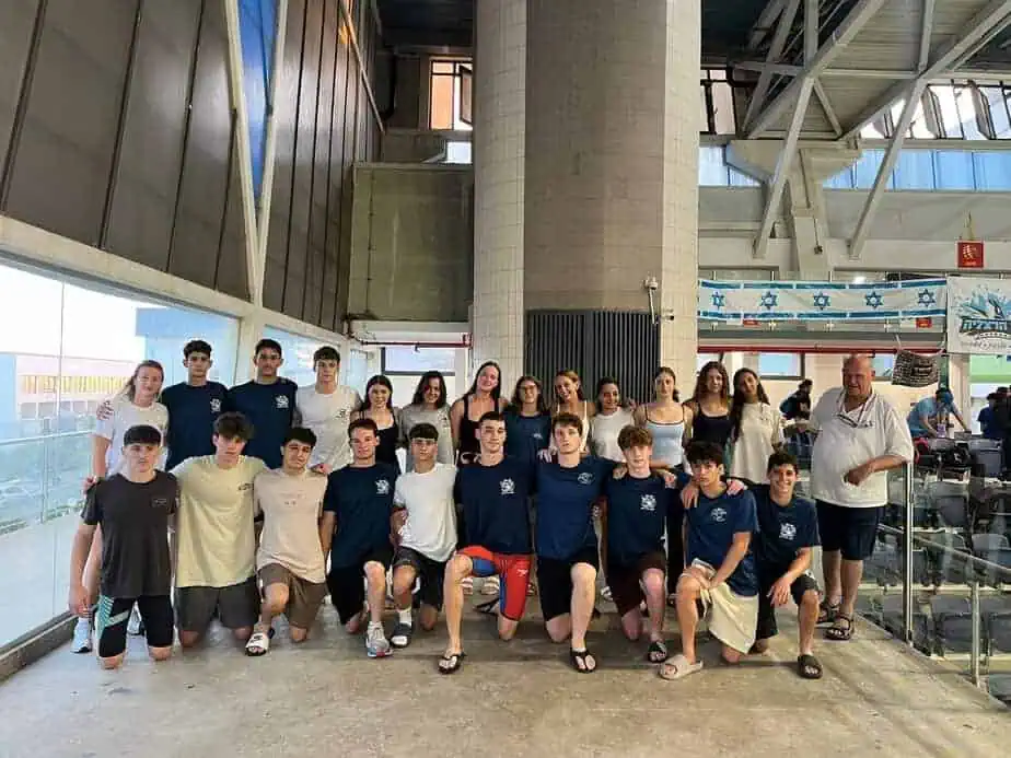 המאמן ד"ר רובי שלו עם השחיינים. צילום: מועדון מכבי קריית אונו